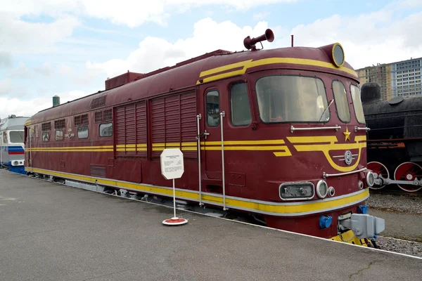 ST. PETERSBURG, RÚSSIA - JULHO 23, 2015: A locomotiva de passageiros da TEP60-0190 custa na plataforma — Fotografia de Stock