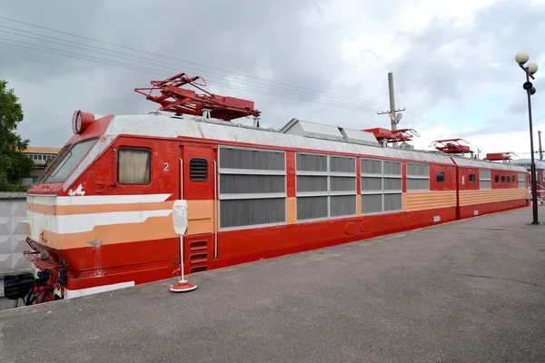 ST. PETERSBURG, RUSIA - 23 DE JULIO DE 2015: La locomotora eléctrica checoslovaca jalá de ChS200-002 cuesta en la plataforma —  Fotos de Stock