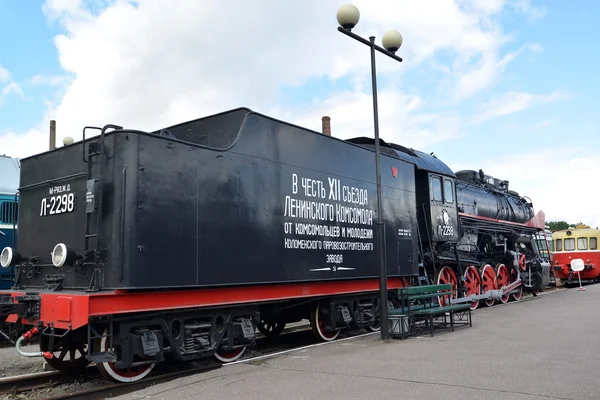 ST.PETERBURG, RUSIA - 23 DE JULIO DE 2015: La carga L-2298 motor de soit en la plataforma — Foto de Stock