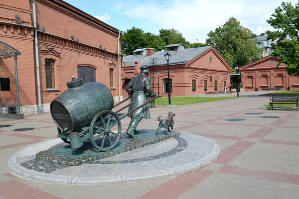 St. Petersburg, Ryssland - 15 juli 2015: En vy av ett monument till St. Petersburg vatten transportören på museet "World Water St. Petersburg territorium" — Stockfoto