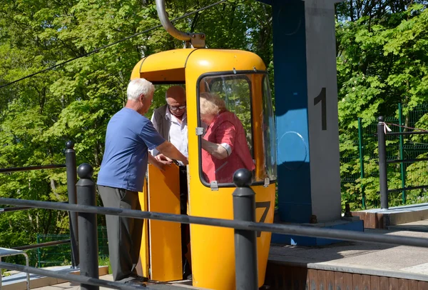 SVETLOGORSK, RUSSIA - MAY 22, 2016: The worker of a ropeway opens cabin doors — Stock Photo, Image