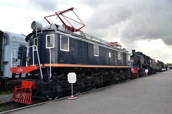 俄罗斯圣彼得堡-2015 年 7 月 23 日 ︰ 货运电力机车的 Ssm 14 成本在平台 — 图库照片