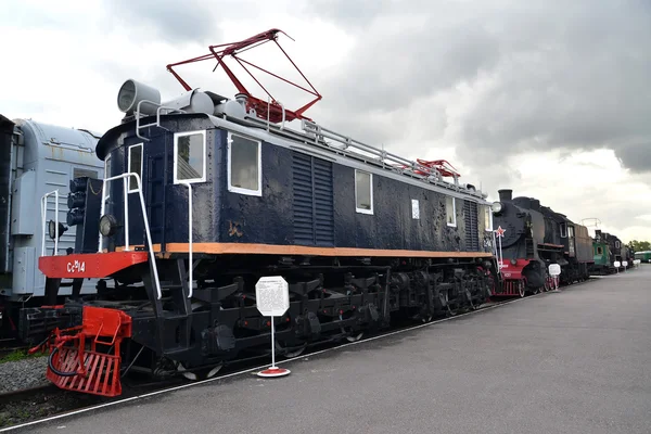 ST. PETERSBURG, RUSSIA - JULY 23, 2015: The cargo electric locomotive of Ssm-14 costs at the platform — Stock Photo, Image