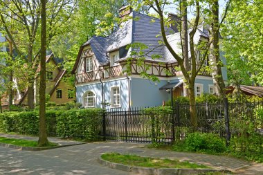 Güneşli bir gün sokakta evler. Svetlogorsk Kaliningrad bölgesi