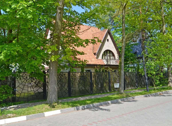 Landhuis met een rode tegel dak in zonnige lente — Stockfoto