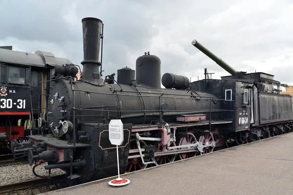 St. Petersburg, Rusland - 23 juli 2015: De grondstof motor Ov 6640 kosten bij het platform — Stockfoto