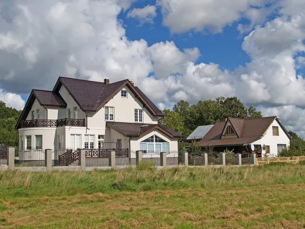 Land hus med brun tegeltak. Kaliningradområdet — Stockfoto
