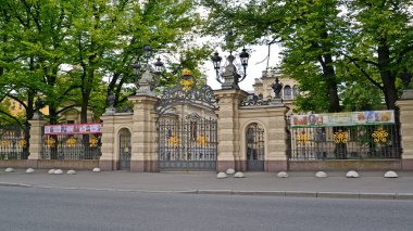 St. Petersburg, Rusya - 09 Temmuz 2014: Kapı ve St. Petersburg evin etrafında bir koruma müzik