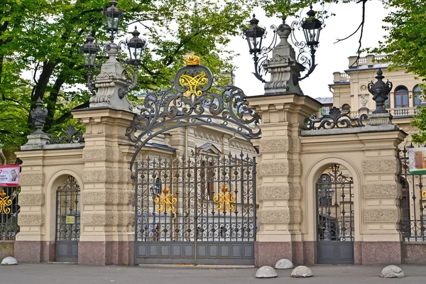 St. Petersburg, Ryssland - 09 juli 2014: Gate entré i St. Petersburg hus av musik — Stockfoto