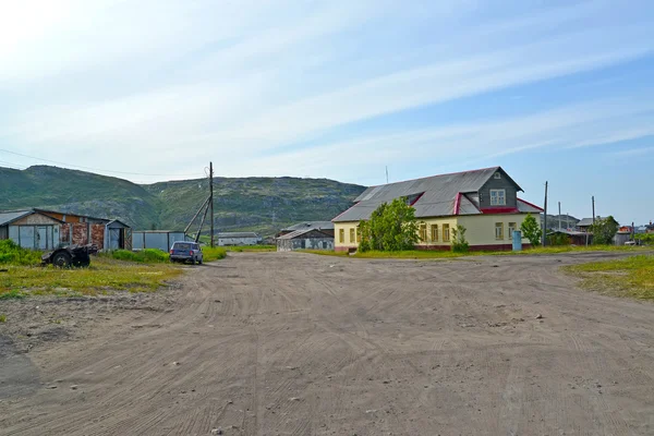Vista de Krasnaya Street no assentamento de Teriberka. Região de Murmansk — Fotografia de Stock