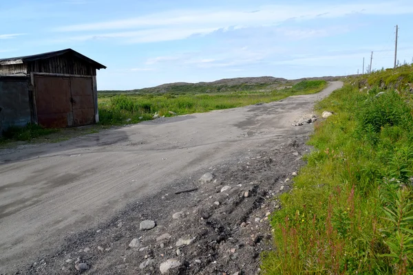 Toprak yol Kola Yarımadası, Murmansk bölgesi kuzeyinde — Stok fotoğraf