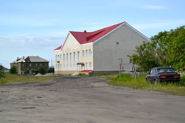 Opravená budova v osadě Teriberka. Murmansk region — Stock fotografie