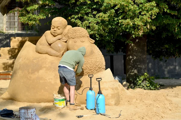 St. Petersburg, Rusland - 13 juli 2014: De auteur maakt een zandige sculptuur "een children's dream". Jaarlijkse internationale festival van zand sculpturen — Stockfoto