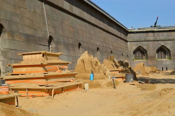 ST. PETERSBURG, RÚSSIA - JULHO 13, 2014: A plataforma com esculturas arenosas na Fortaleza de Pedro e Paulo. Festival internacional anual de esculturas arenosas — Fotografia de Stock