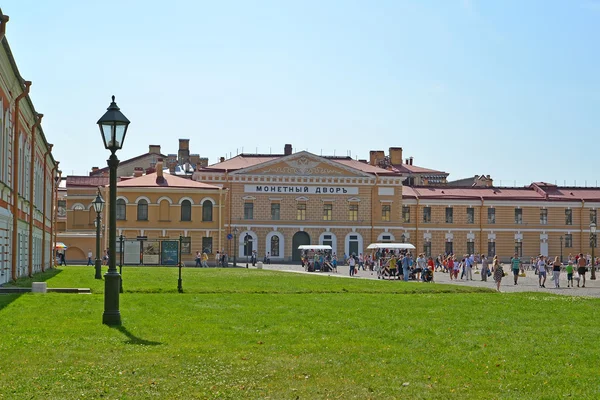 ST. PETERSBURG, RUSIA - 13 DE JULIO DE 2014: Un tipo en la Casa de la Moneda de San Petersburgo de Goznak. Peter y Paul Fortaleza — Foto de Stock