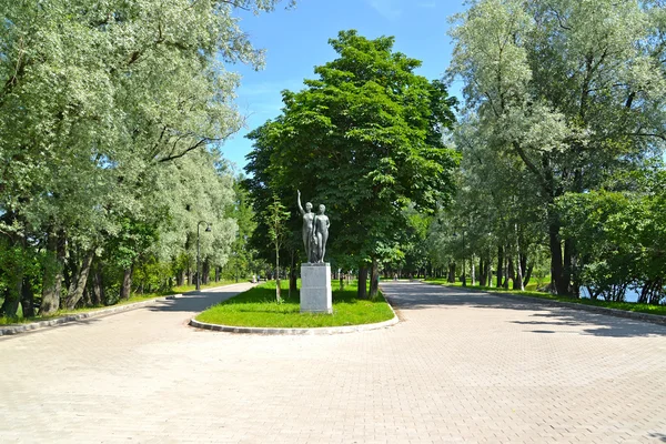 Blick auf eine Skulptur "Hallo Sportlerinnen" im Moskauer Siegespark. St. petersburg — Stockfoto