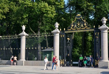 St. Petersburg, Rusya - 09 Temmuz 2014: Merkez kapısı ve yaz bahçe kafes