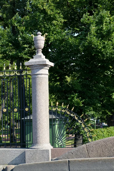 ST. PETERSBURG, RUSIA - 09 DE JULIO DE 2014: La celosía del jardín de verano — Foto de Stock