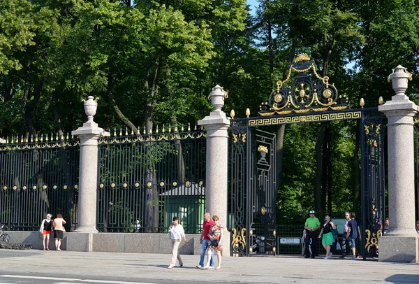 サンクトペテルブルク, ロシア連邦 - 2014 年 7 月 9 日: 中央ゲートと夏の庭の格子 — ストック写真