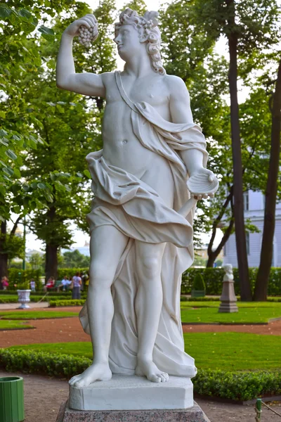 ST. PETERSBURG, RUSSIA - JULY 09, 2014: A sculpture "Bacchus" in the Summer garden — Stock Photo, Image