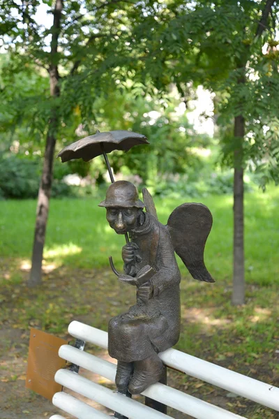 St. petersburg, russland - 16. juli 2014: skulptur "der st. petersburger engel" auf einer bank im izmaylovsky garten — Stockfoto