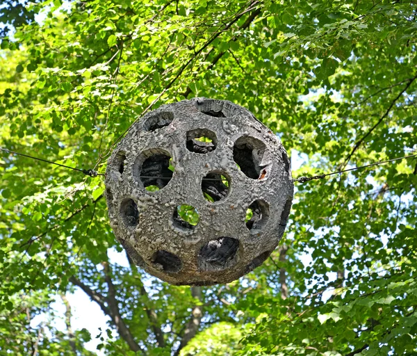 ST. PETERSBURG, RUSIA - 16 DE JULIO DE 2014: La esfera decorativa pende contra el follaje en el jardín Izmaylovsky — Foto de Stock