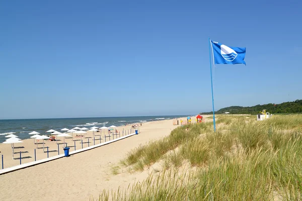 AMBER, RUSSIA - 27 GIUGNO 2016: Il cartello internazionale delle spiagge "Bandiera blu" sventola sulla costa baltica, nella regione di Kaliningrad — Foto Stock