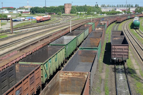 KALININGRAD, RUSSIE - 23 JUIN 2016 : Des trains de marchandises vides se trouvent Kaliningrad-tri sur les voies de la gare — Photo