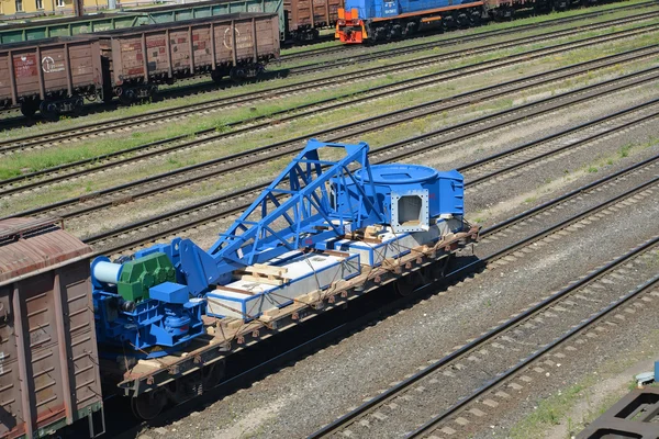 KALINININGRAD, RUSIA - 23 DE JUNIO DE 2016: Transporte de elementos de un diseño de la grúa sobre una plataforma abierta por ferrocarril — Foto de Stock
