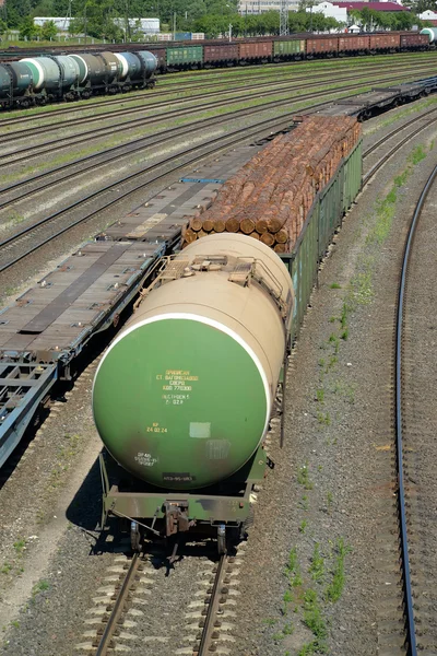 KALINININGRAD, RUSIA - 23 DE JUNIO DE 2016: El tanque y los coches con soporte de madera Kaliningrado-clasificación en los caminos de una estación de tren — Foto de Stock