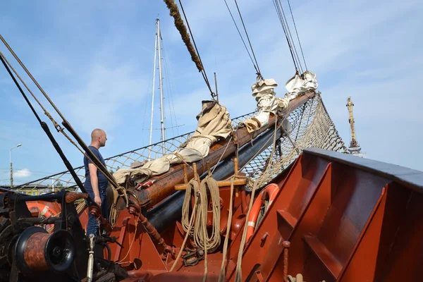 KALININGRAD, RUSSIA - JULY 05, 2016: The man costs on a nose of the sailing vessel — Stock Photo, Image