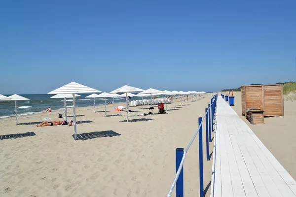 View of the city beach. Settlement Amber, Kaliningrad region — Stock Photo, Image