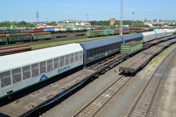 Kaliningrad, Rusya Federasyonu - 23 Haziran 2016: Arabalar araba taşıyıcıları Kaliningrad sıralama bir tren istasyonu yolları üzerinde durun. Üstten Görünüm — Stok fotoğraf