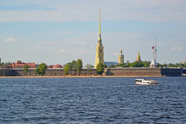 ST. PETERSBURG, RUSSIE - 09 JUILLET 2014 : Vue de la forteresse Pierre depuis Neva — Photo