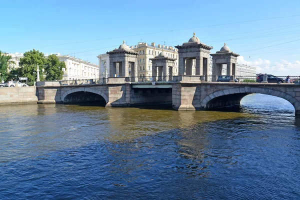 Vista del puente Lomonosovsky a través del río Fontanka. San Petersburgo — Foto de Stock