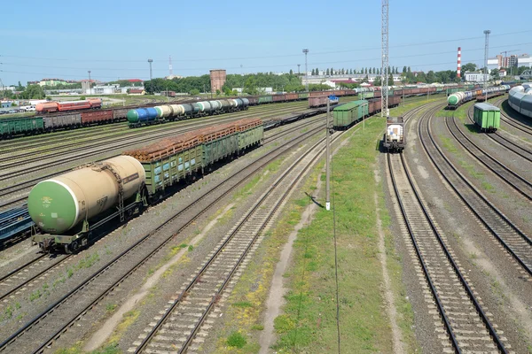 KALINININGRAD, RUSIA - 23 DE JUNIO DE 2016: Un panorama de una estación de tren Kaliningrado-clasificación en un día soleado de verano — Foto de Stock