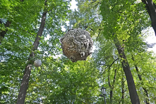 ST. PETERSBURG, RUSSIA - JULY 16, 2014: Decorative spheres with hang among trees. Izmaylovsky garden — Stock Photo, Image