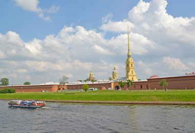 St. Petersburg, Rusya - 14 Temmuz 2014: Görünüm Peter ve Paul Fortress ve Kronverksky geçiş