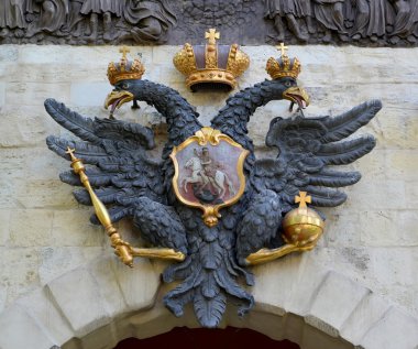 Rus armasının üzerinde Peter ve Paul Fortress Petrovsky kapısı. St. Petersburg