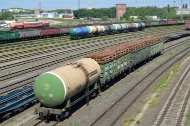 Kaliningrad, Rusya Federasyonu - 23 Haziran 2016: Stand tank ve tahta arabalarla Kaliningrad-tren istasyonu yolları ayırma