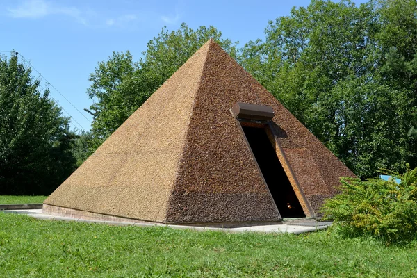 夏の日の琥珀色のピラミッド。決済琥珀、カリーニング ラード地域 — ストック写真