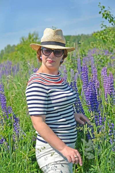 Una Señora Madura Sombrero Gafas Sol Encuentra Entre Altramuces Florecientes — Foto de Stock