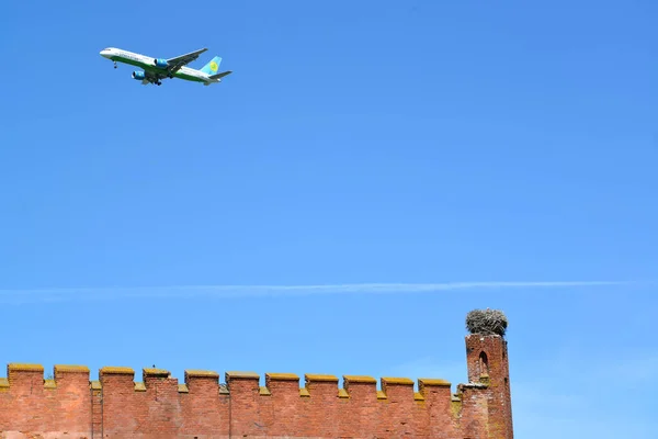 Kaliningrad地域 ロシア 5月08 2018 ウズベキスタン航空の飛行機が要塞の壁を飛んでいます 13世紀のシャンケン城 — ストック写真