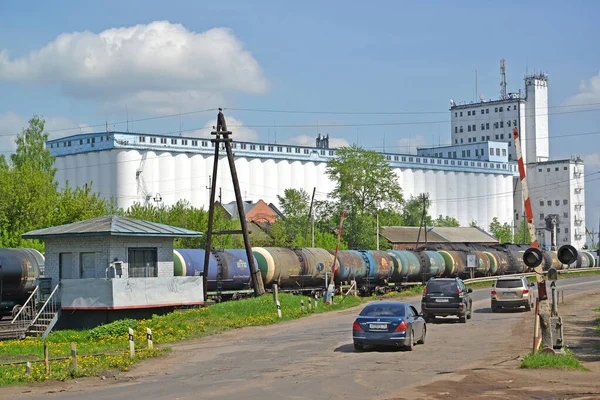Rybinsk Russia Lehet 2018 Kilátás Vasúti Átkelő Tehervonat Tartályokkal Gabonalifttel — Stock Fotó