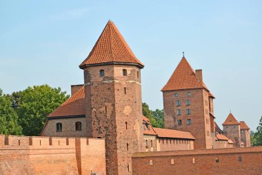 Kulelerin manzarası ve şövalyenin kalesinin kale duvarı. Töton tarikatı. Malbork, Polonya