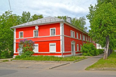1952 yapımı iki katlı tuğladan apartman dairesi. Maxim Gorky Caddesi, 4 numara. Rybinsk, Yaroslavl bölgesi