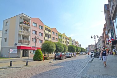 MALBORK, POLAND - 24 AĞUSTOS 2018: Bir yaz günü Tadeusz Kosciuszko Caddesi manzarası