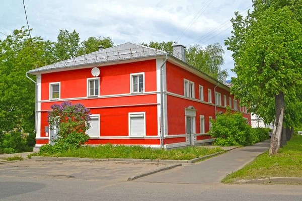 1952年建造的两层砖公寓楼 Maxim Gorky街4号Yaroslavl地区Rybinsk — 图库照片