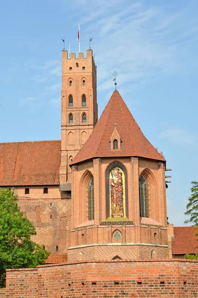 テウトニック騎士の城の主塔の背景に聖アン礼拝堂 ポーランドのマルボーク — ストック写真