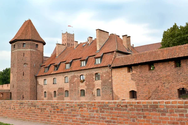 Wachturm Und Backsteingebäude Auf Dem Territorium Der Ritterlichen Burg Des — Stockfoto